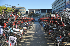 814597 Afbeelding van de tweehoog-fietsenstalling op het Jaarbeursplein te Utrecht.